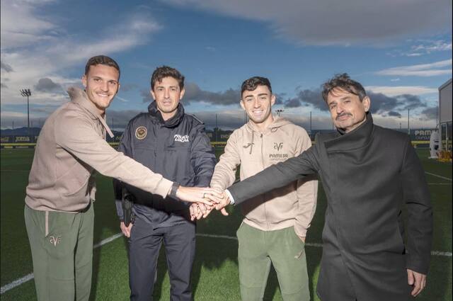 El edil Mar�n con dos jugadores del Villarreal y el oficial �scar L�pez. 