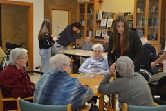 Els joves comparteixen xarrades i jocs amb els majors.