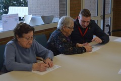 La primera sessi� ha servit per a relitzar un bingo per a con�ixer-se millor. 