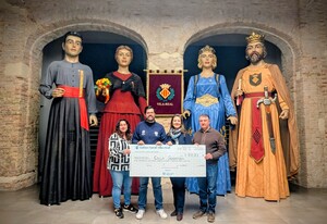 Miriam Caravaca, concejala de Tradiciones, posa junto los responsables de la Fundaci� Caixa Rural posa junt