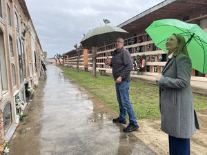 Maria Fajardo en una visita al Cementerio Municipal.