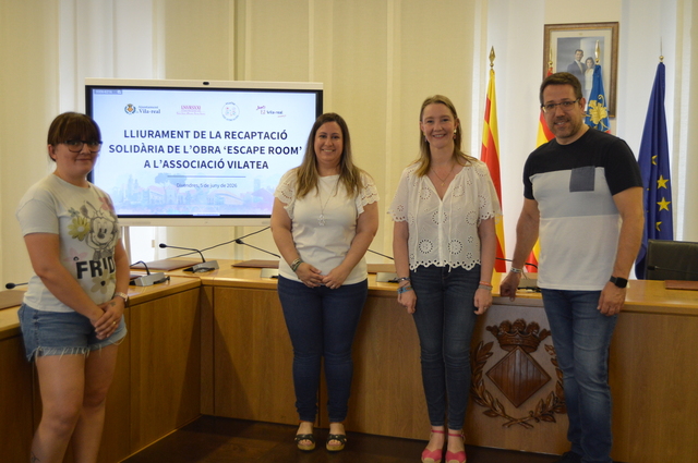 La regidora de Cultura amb representants de Vilatea.
