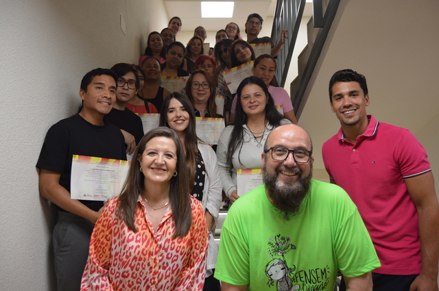 Foto de grup de l'alumnat amb el regidor de Normalitzaci�, la presidenta de la Fundaci� Caixa Rural i els representants de Latina.