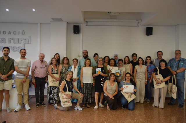 L'alumnat, junt amb el regidor de Normalitzaci� Ling��stica, Santi Cortells.