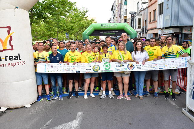 L'alcalde, Jos� Benlloch, amb els organitzadors de la cursa