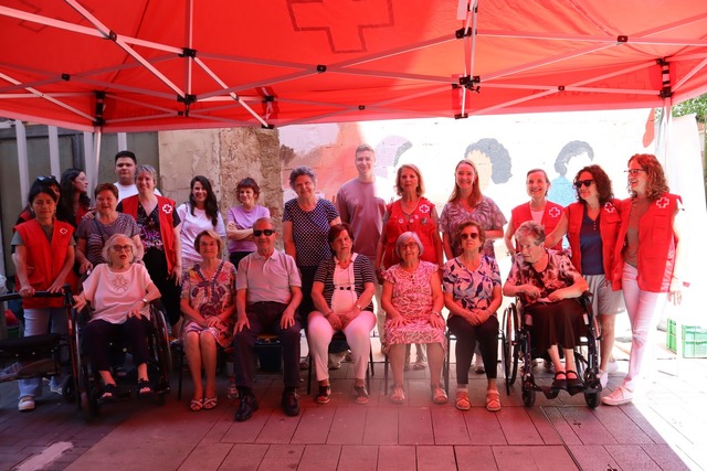 Maria Fajardo i Javi L�pez amb membres de Creu Roja