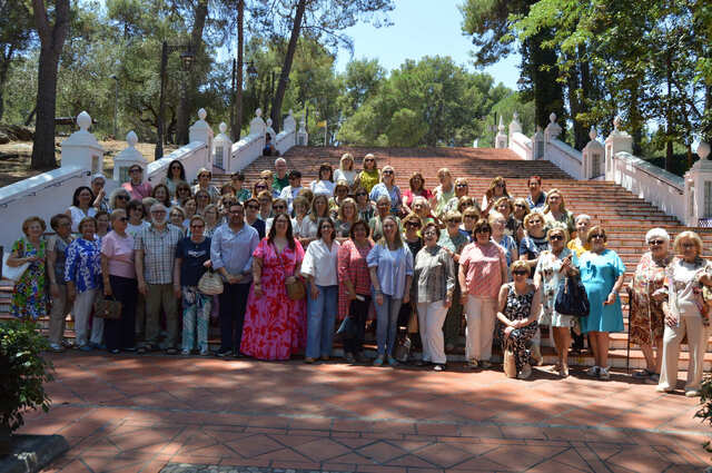 La vicealcaldessa, Maria Fajardo; la regidora responsable del Termet i l'Ermita, Noelia Sambl�s, i la regidora d'Economia, Ana Torres, juntament amb altres membres de la corporaci� municipal, han acompanyat la presidenta de l'entitat, Amelia Guillam�n