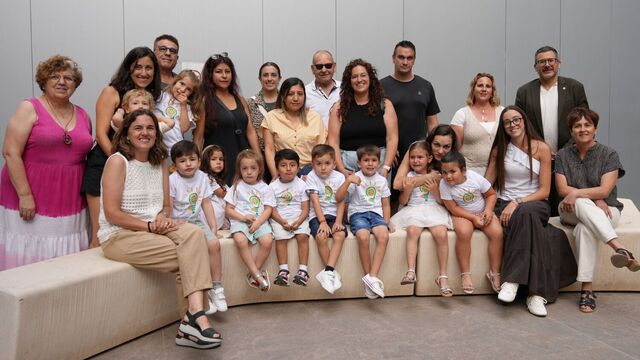 El regidor Vila amb representants del CEIP Carles Sarthou.