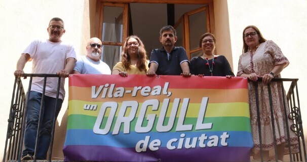 Membres de la corporaci� municipal posen en la bandera LGTBIQ+ en Casa dels Mundina