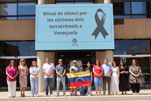 La corporaci�n municipal de Vila-real durante el minuto de silencio celebrado a las puertas del Ayuntamiento en solidaridad con las v�ctimas de los terremotos en Venezuela
