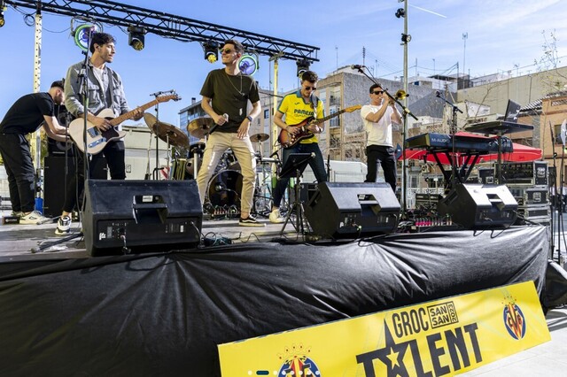 Artistes participants durant una de les actuacions de Groc Talent a la Fan Zone de l'Estadi de la Cer�mica.