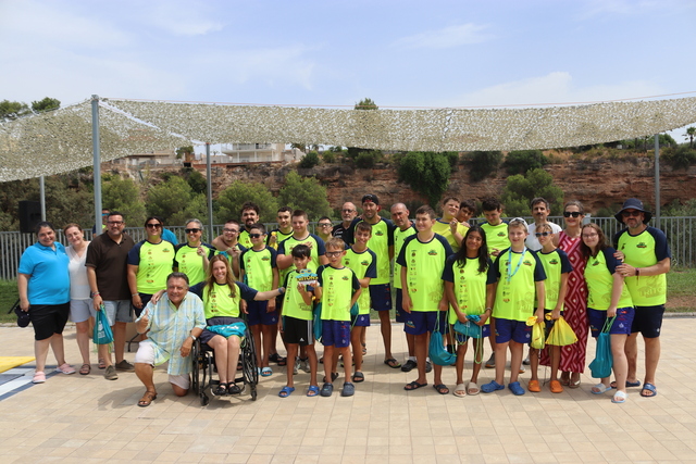 El regidor de Serveis Socials i Sanitat, Toni Mar�n, juntament amb representants de Tritons Vila-real, equip campi� del V Open de Nataci� Adaptada "Ciutat de Vila-real", celebrat a la Piscina Municipal del Termet.