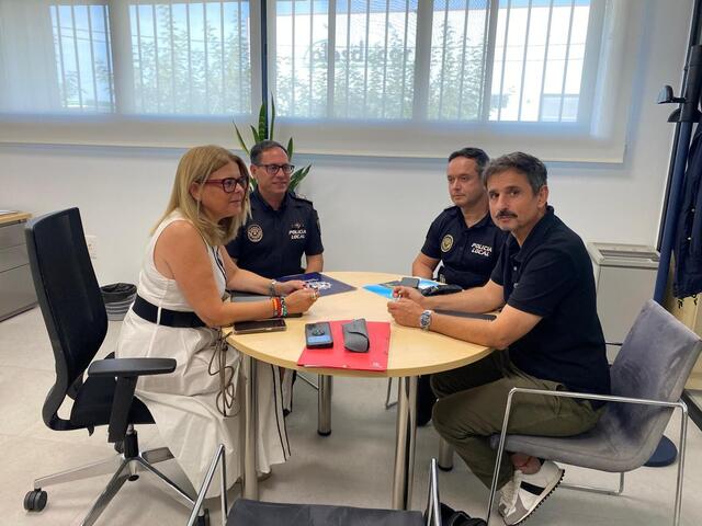 El regidor de Seguretat P�blica i Emerg�ncies de Vila-real, Toni Mar�n, i la regidora de Seguretat Ciutadana d'Almassora, Silvana Rovira Bod�, durant la reuni� de coordinaci� celebrada a la comissaria de la Policia Local d'Almassora.