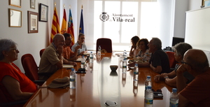 La edila Maria Fajardo con los representantes de las entidades de memoria hist�rica.