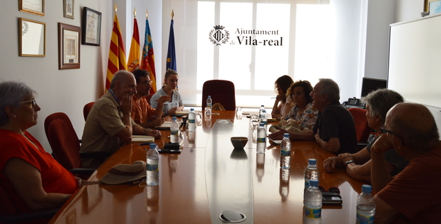 La regidora Maria Fajardo amb els representants de les entitats de mem�ria hist�rica.