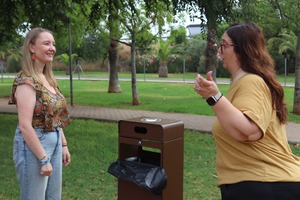 Las concejalas Fajardo y Torres en el parque canino del norte de la ciudad.