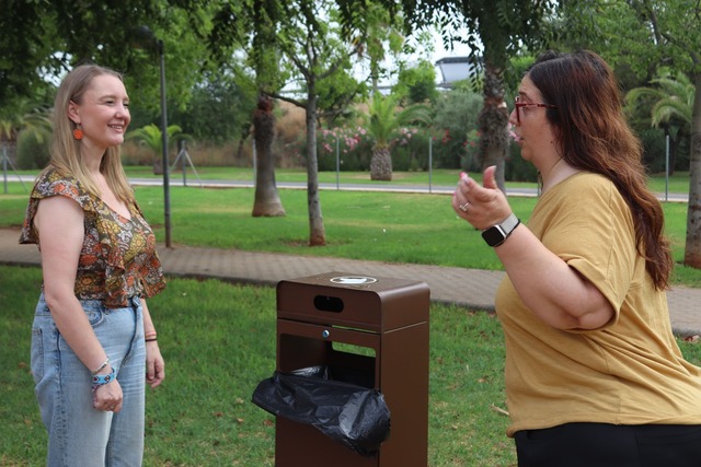 Les regidores Fajardo i Torres al parc can� del nord de la ciutat.