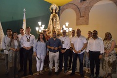 L'alcalde, Jos� Benlloch; la regidora de Tradicions, Miriam Caravaca, i altres representants de la corporaci� municipal amb la Mare de D�u del Carme.