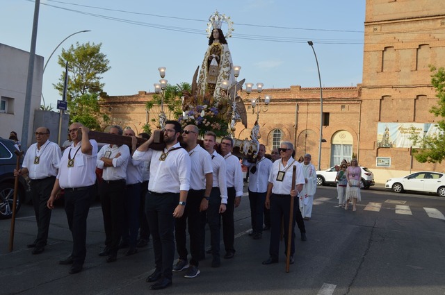 Els portadors van dur la imatge de la verge pels carrers propers al col�legi dels Carmelites.