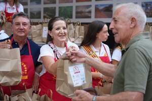 La presidenta de la Fundaci� Caixa Rural en un moment del repartiment de lots d'una trobada l'elaboraci� d'allioli.