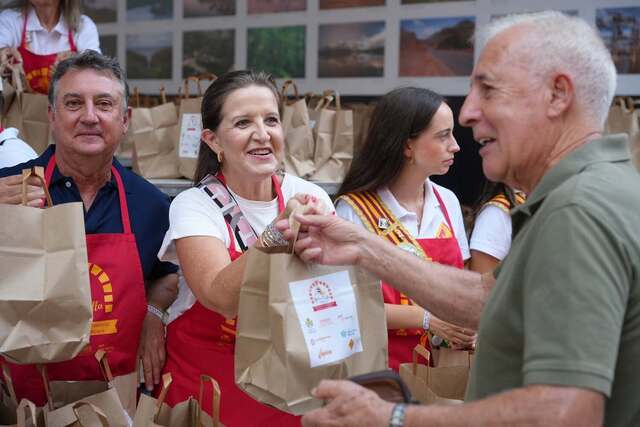 La presidenta de la Fundaci� Caixa Rural en un moment del repartiment de lots d'una trobada l'elaboraci� d'allioli.