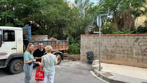 Benlloch i Fajardo conversen amb una ve�na.