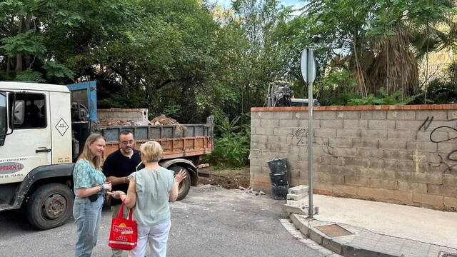 Benlloch i Fajardo conversen amb una ve�na.