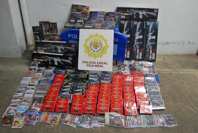 El dispositivo policial de Santa Caterina interviene 730 productos ilegales en una feria multitudinaria y sin incidentes